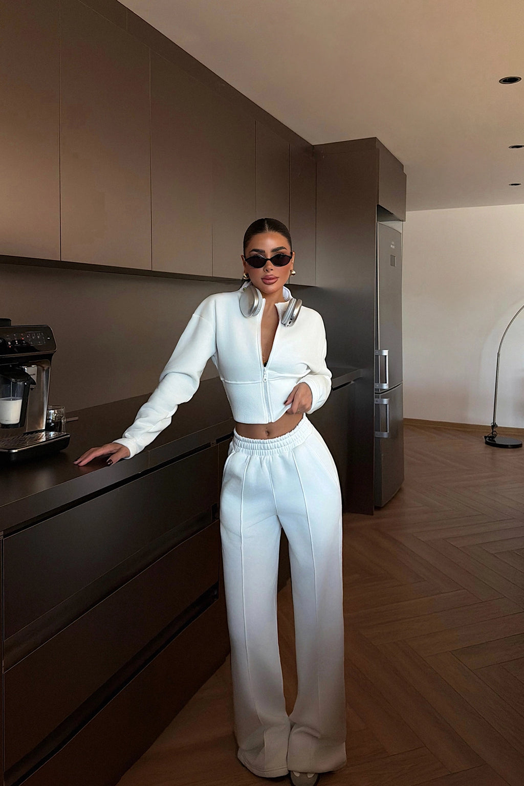 Baltas sportinis kostiumas