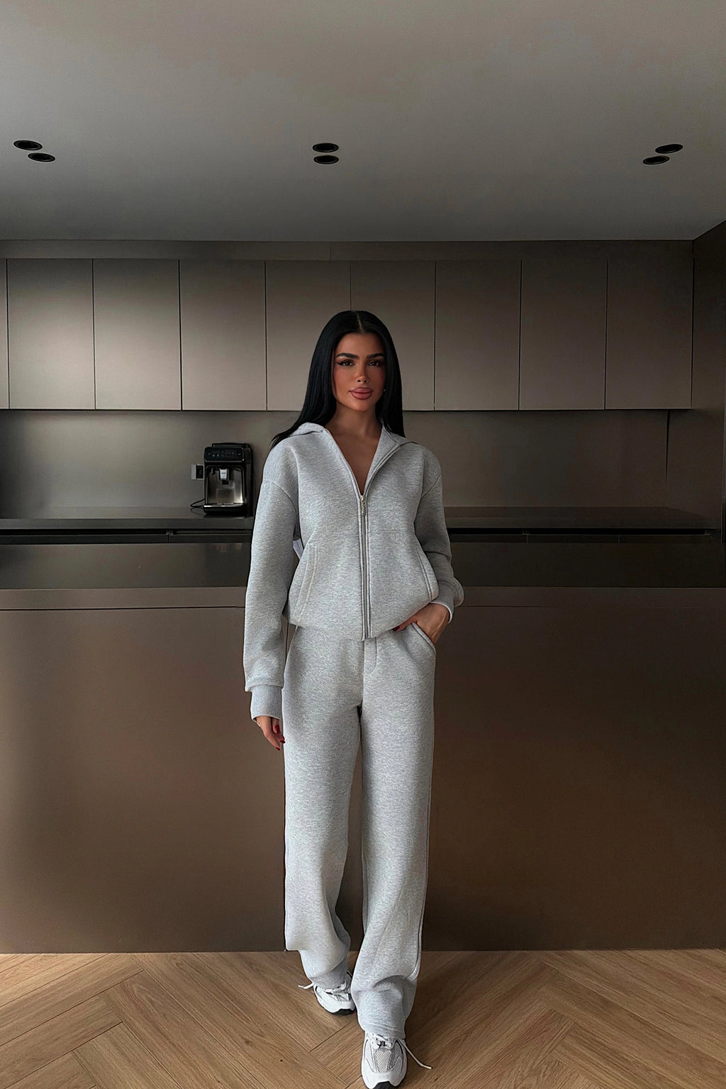 Pilkas sportinis kostiumas