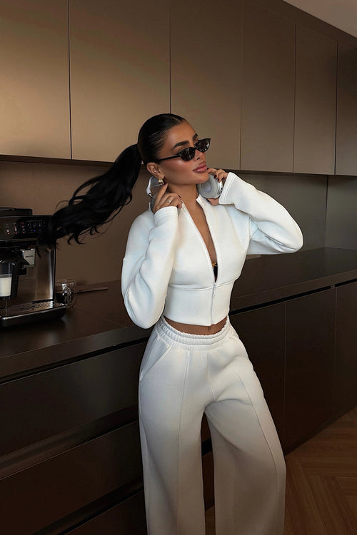 Baltas sportinis kostiumas