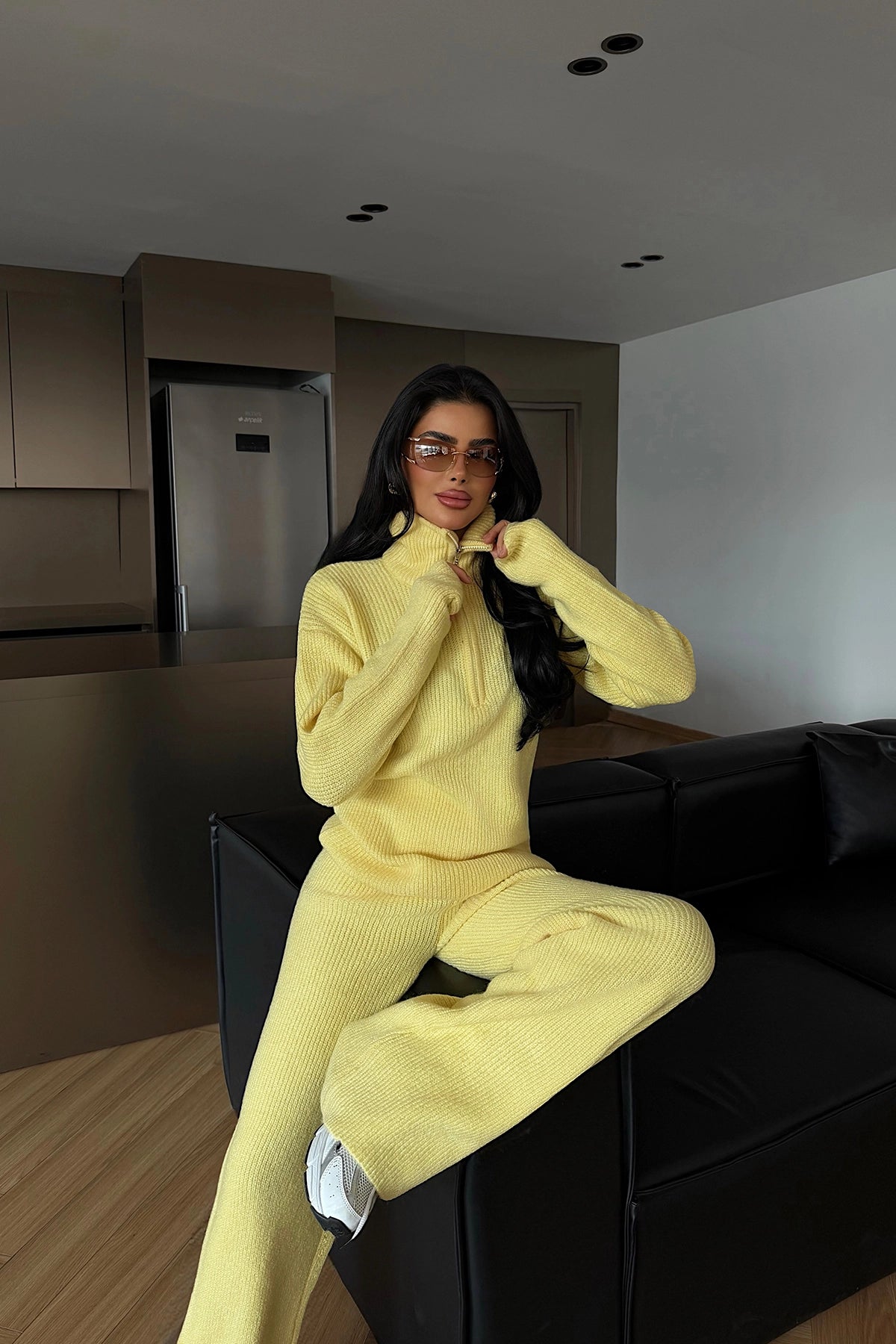 Geltonas laisvalaikio sportinis kostiumas