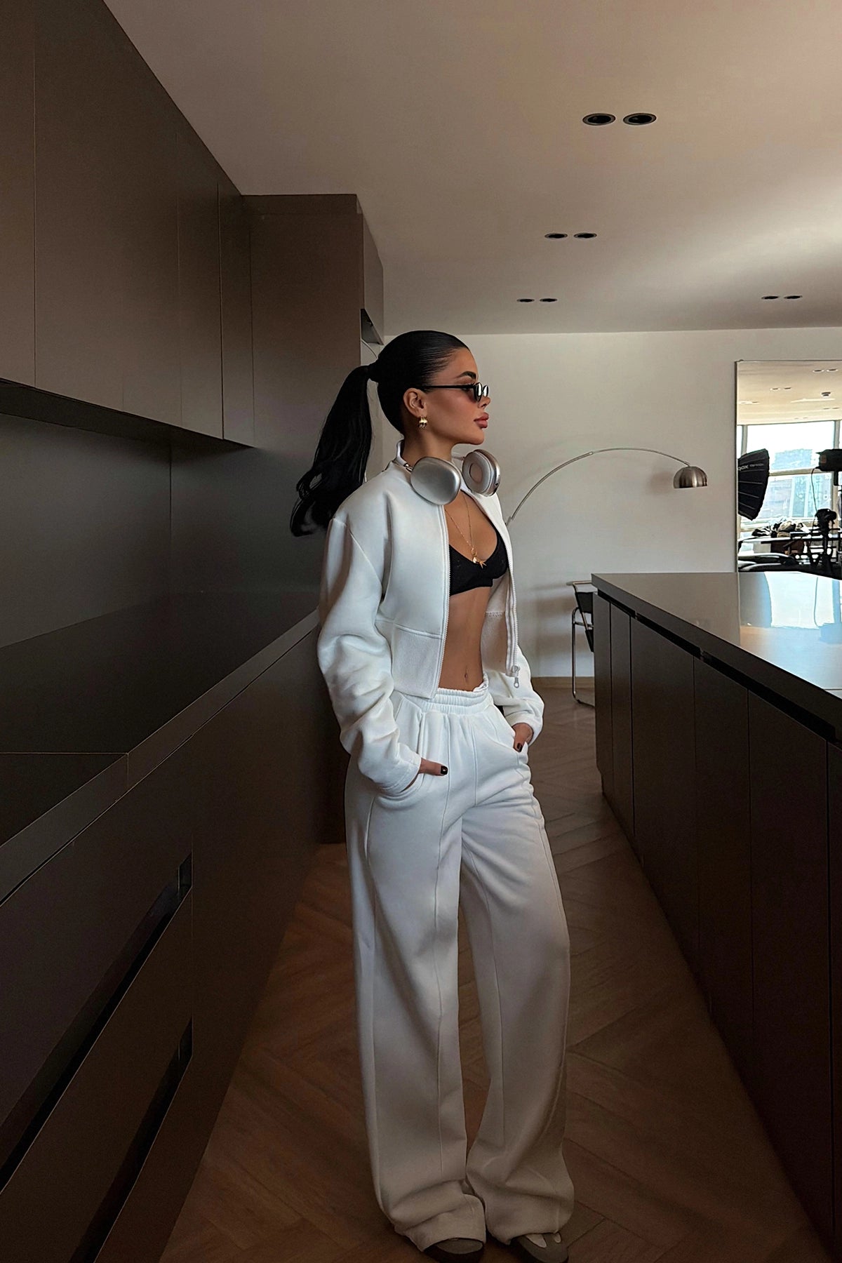 Baltas sportinis kostiumas