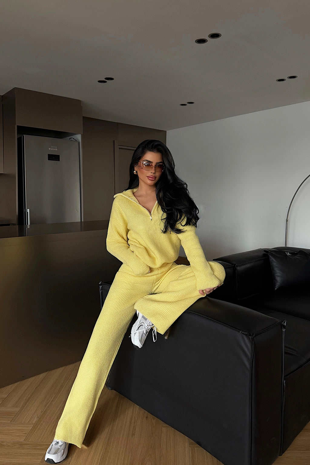 Geltonas laisvalaikio sportinis kostiumas