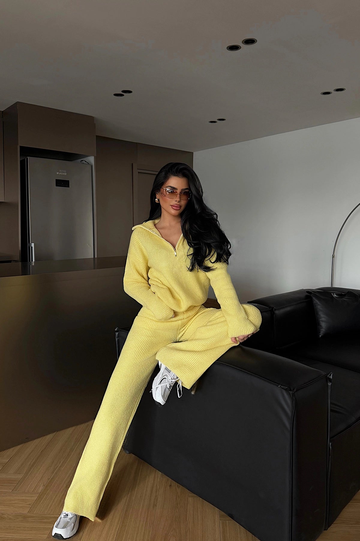 Geltonas laisvalaikio sportinis kostiumas