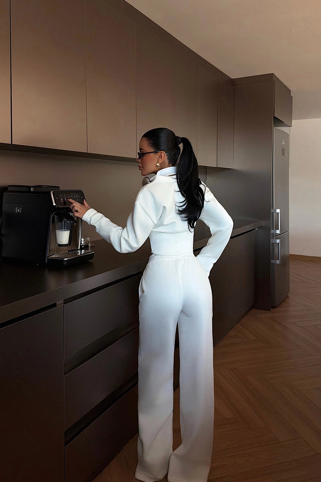 Baltas sportinis kostiumas