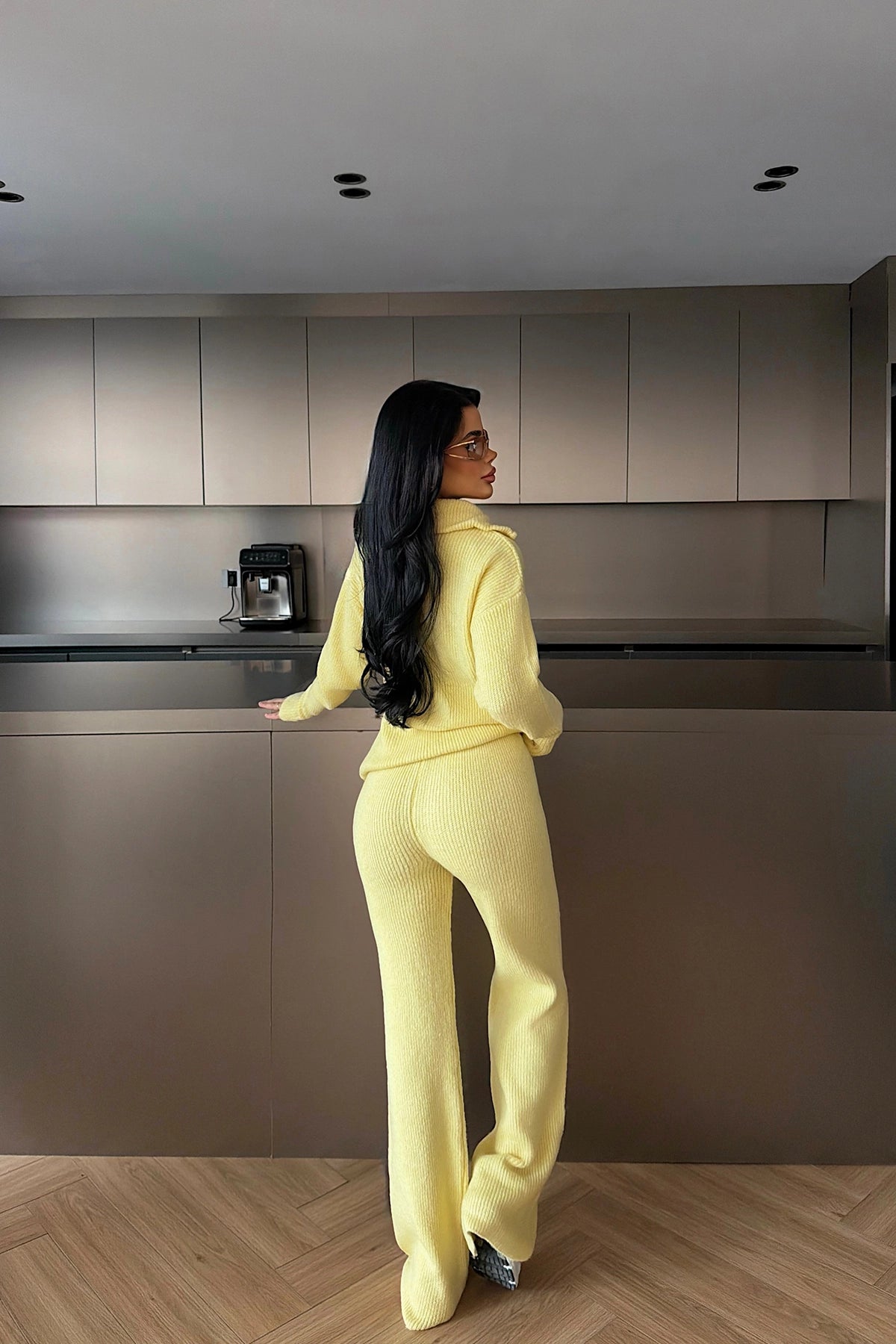 Geltonas laisvalaikio sportinis kostiumas