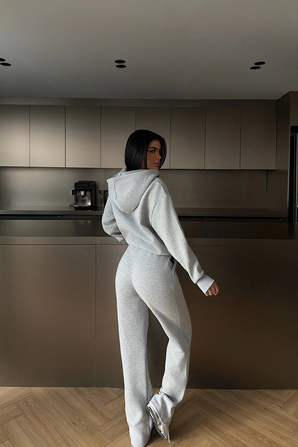 Pilkas sportinis kostiumas